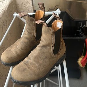 Almost like new blundstones. Slight scuff on the front right toe area!